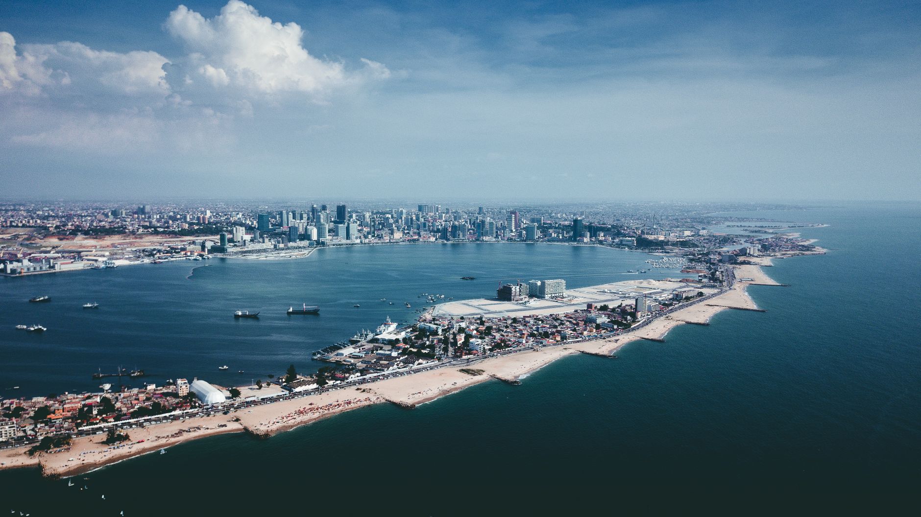 Vista aérea da baía e da marginal de Luanda
